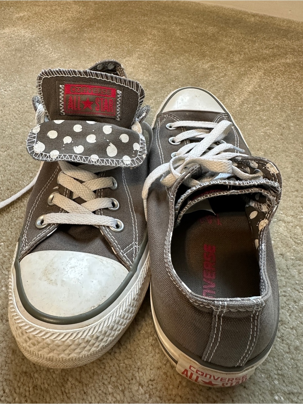 Converse Women’s Gray Low-Top Sneakers with White Polka Dot Accents